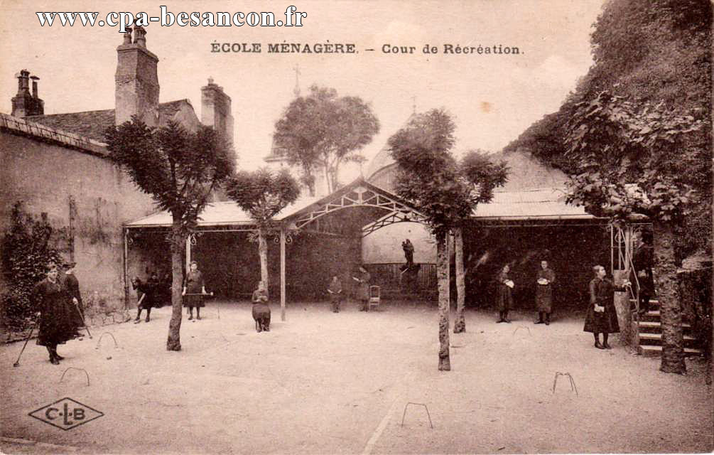 3. - BESANÇON HISTORIQUE. - Église Saint-Jean - Grande Nef et Chœur de la Cathédrale, construits aux XIe et XIIe siècles. Les voûtes d'ogives et les colonnettes qui les supportent datent de la première moitié du XIIIe siècle.